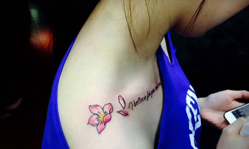 小花纹身图片_肩部清新植物纹身图案