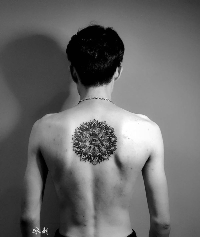 上帝之眼纹身图片_背部欧美几何鬼神图腾纹身图案