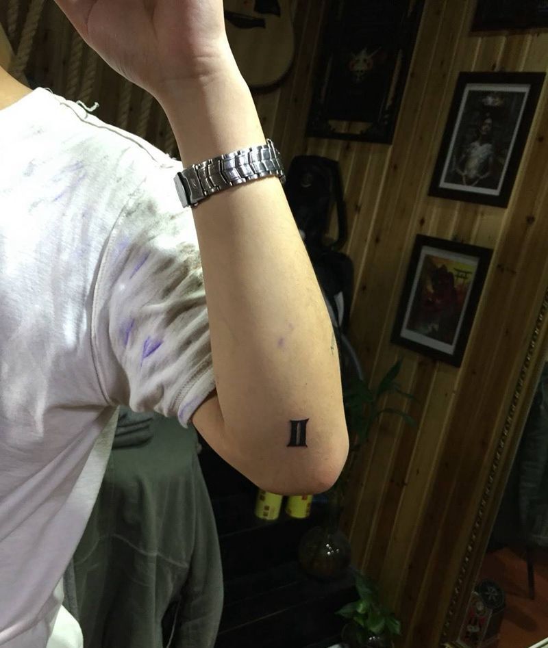 罗马数字和篆刻臂环纹身图片_手部纹身图案
