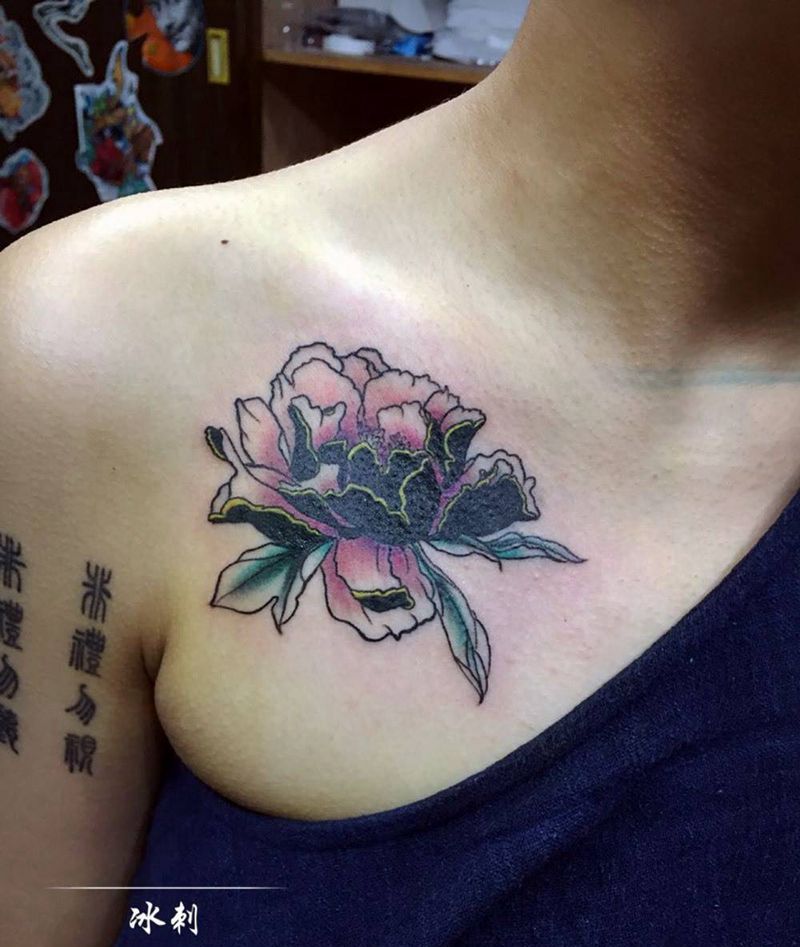 花纹身图片_胸部肩部成品清新纹身图案