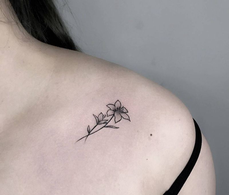 小花纹身图片_成品肩部清新植物纹身图案