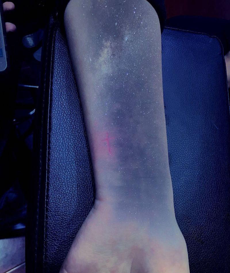 粉色十字架纹身图片_手部纹身图案