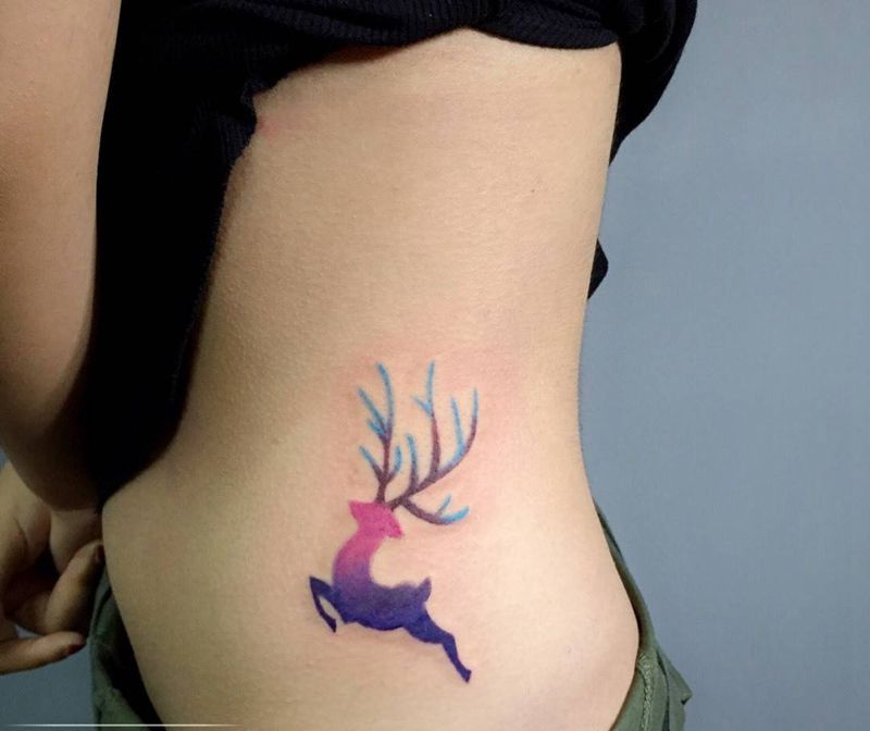 麋鹿纹身图片_成品腰部清新动物纹身图案