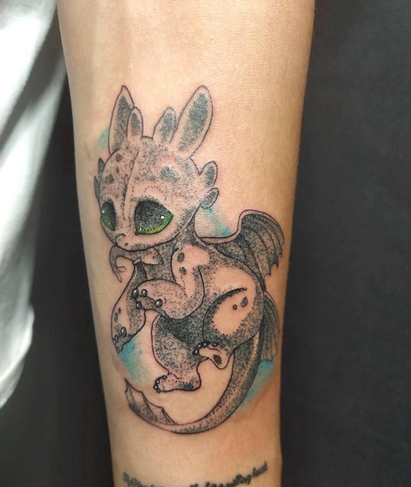 无牙仔纹身图片_手臂点刺水彩龙卡通纹身图案