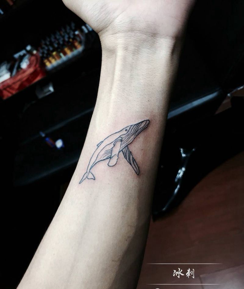 飞起来的鲸纹身图片_手臂传统动物纹身图案