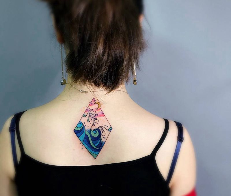 浪纹身图片_成品背部腰部清新字符纹身图案