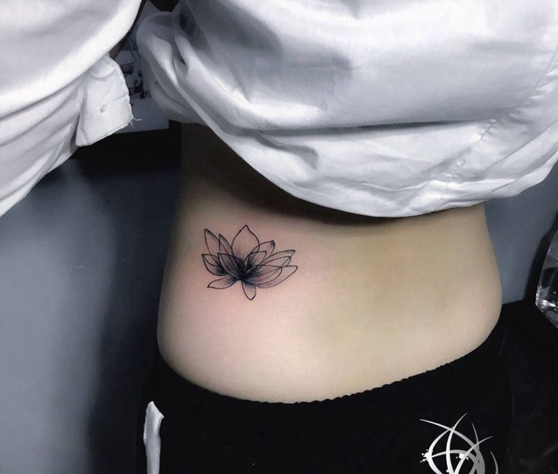 莲纹身图片_腹部纹身图案