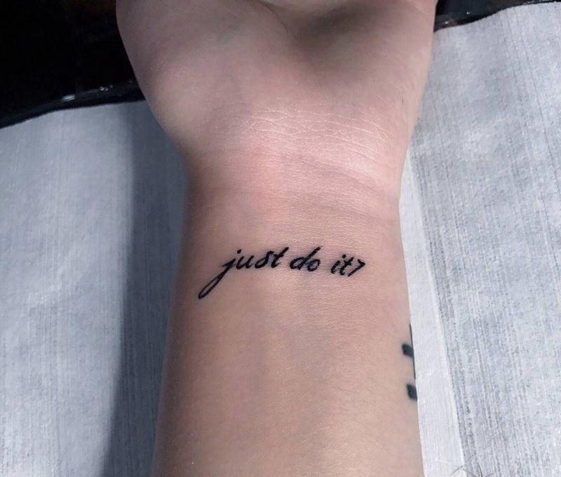 字母纹身图片_手部纹身图案