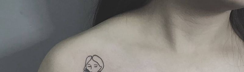 牙疼的小妹妹纹身图片_成品肩部清新人物纹身图案