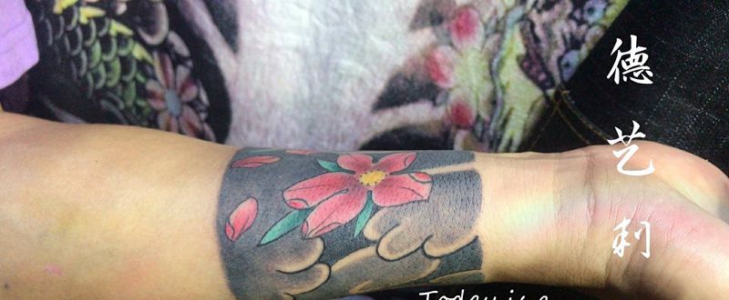 假花臂纹身图片_手部新传统纹身图案
