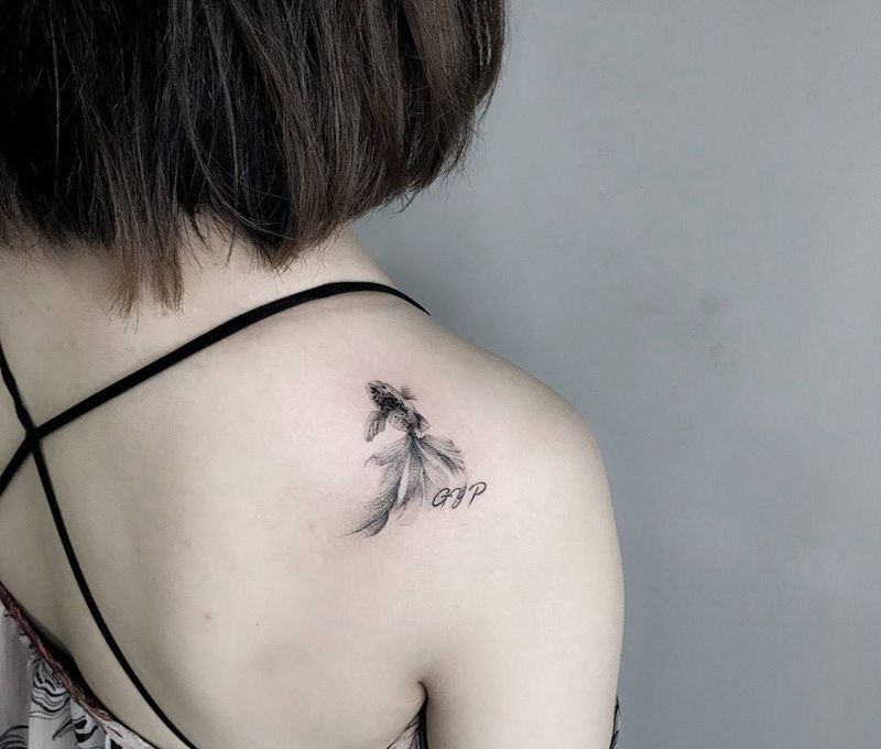 鱼乐纹身图片_成品肩部清新动物纹身图案