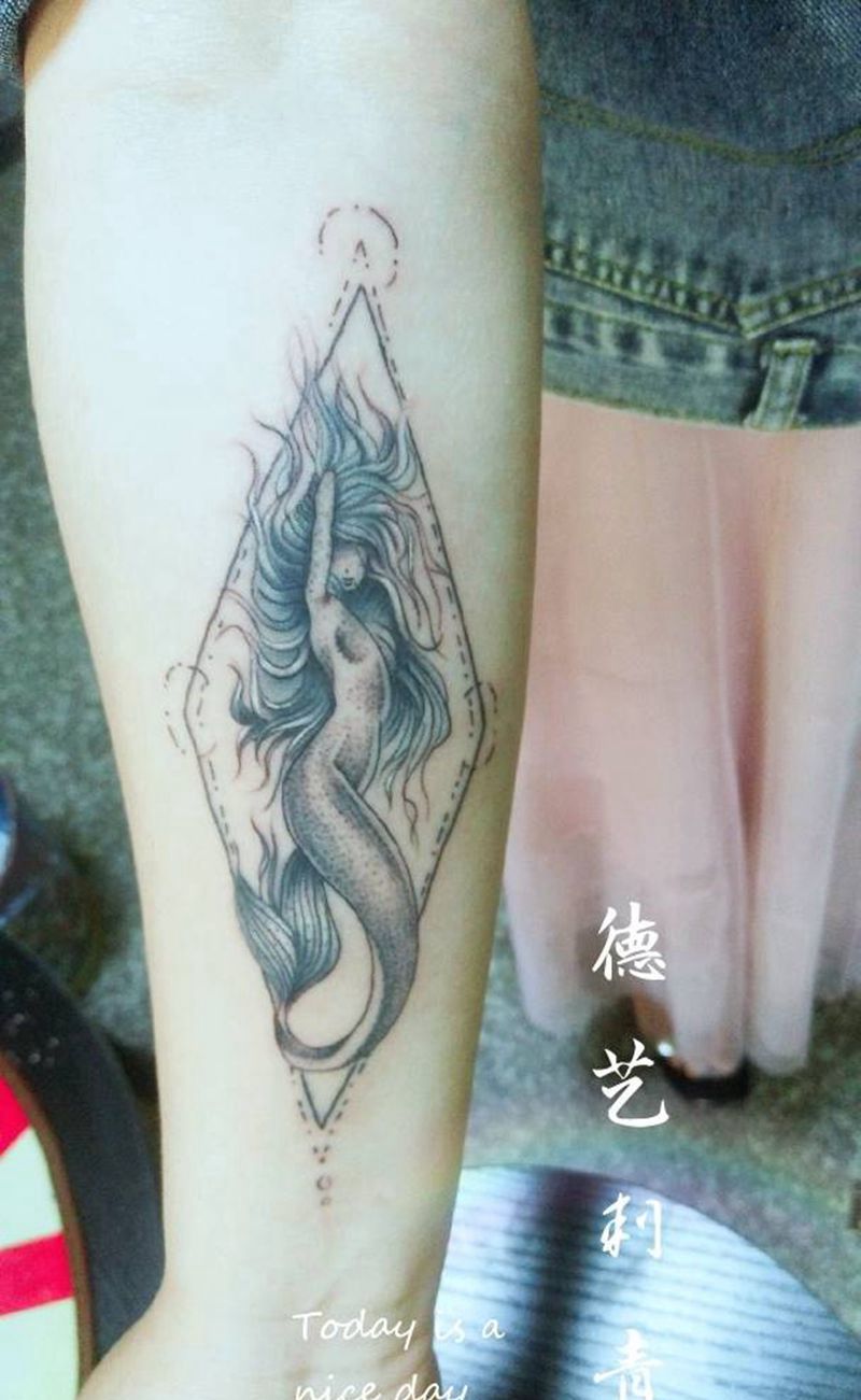 美人鱼纹身图片_手臂点刺纹身图案