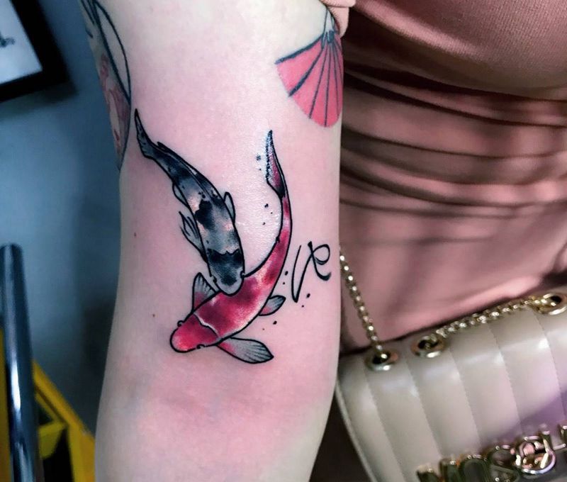 鱼纹身图片_清新手部成品纹身图案