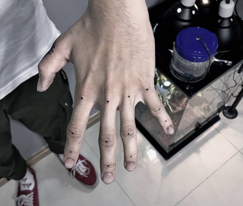 点纹身图片_成品手部清新几何字符纹身图案