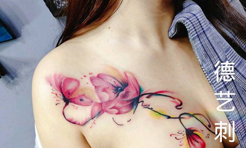水彩花纹身图片_胸部水彩花纹身图案