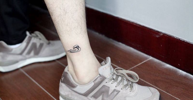 小云纹身图片_传统清新脚部纹身图案