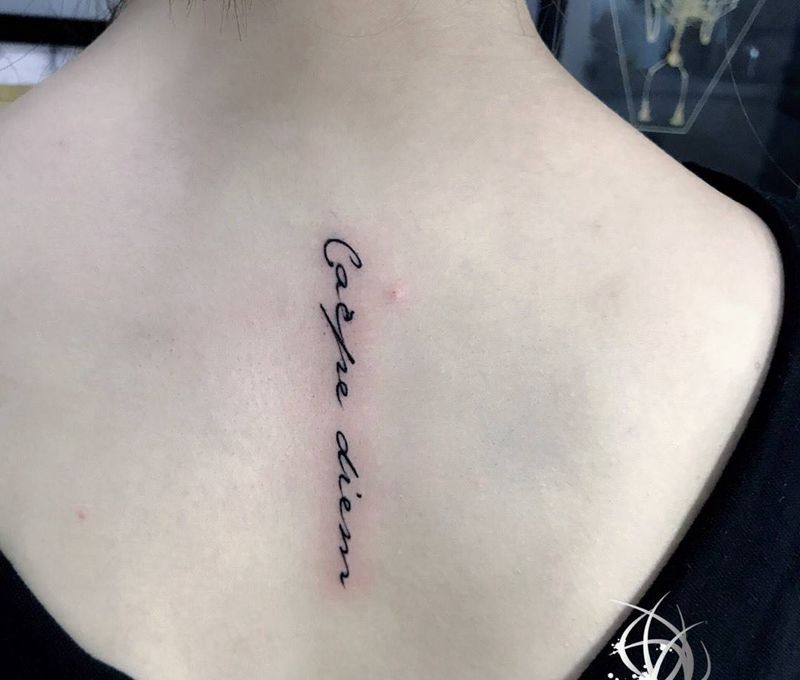 字母纹身图片_成品背部纹身图案