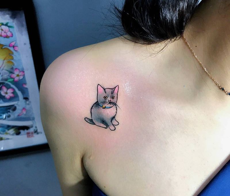 小猫咪纹身图片_成品肩部清新纹身图案