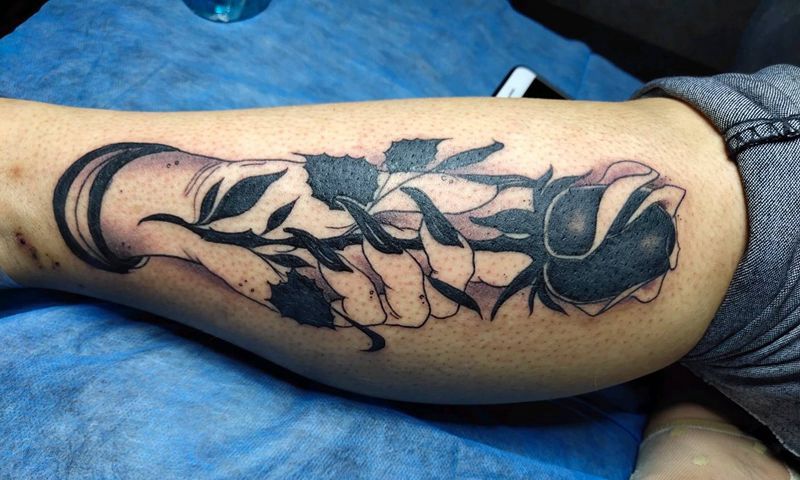 黑色玫瑰纹身图片_脚部腿部Old School玫瑰手纹身图案