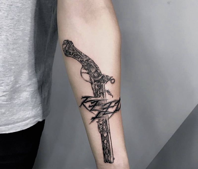 燧发枪纹身图片_成品手臂欧美静物纹身图案
