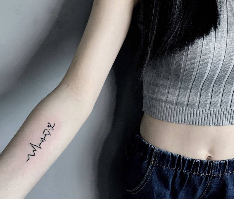 心电图纹身图片_成品手部清新几何字符纹身图案