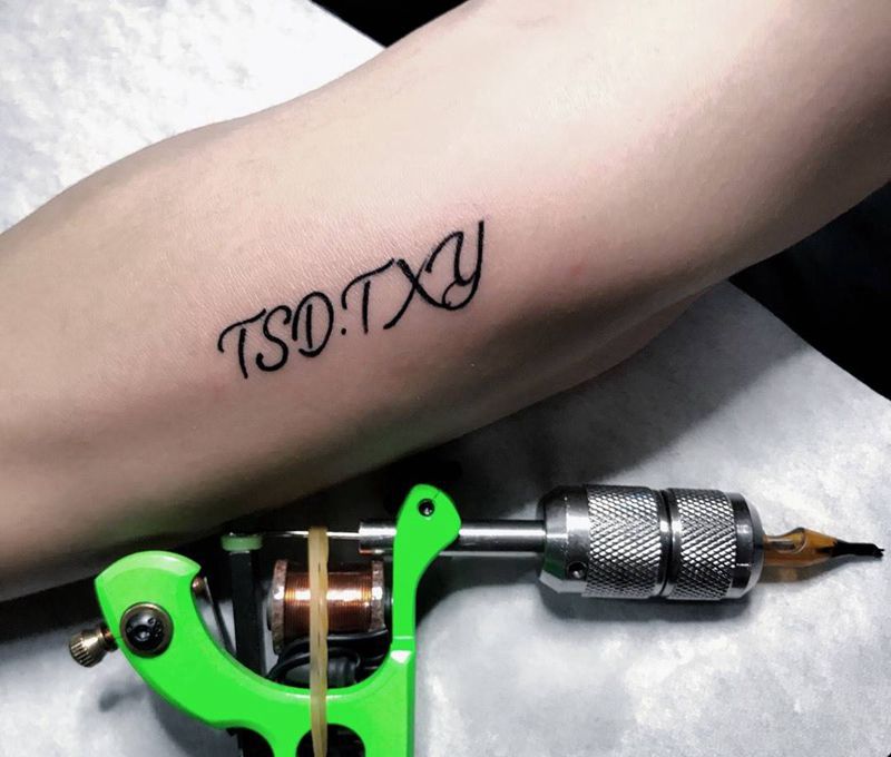 字母纹身图片_成品手部纹身图案