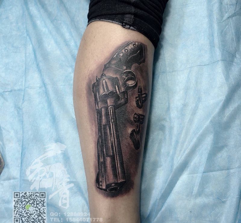 3D左轮手枪纹身图片_腿部欧美写实新传统纹身图案