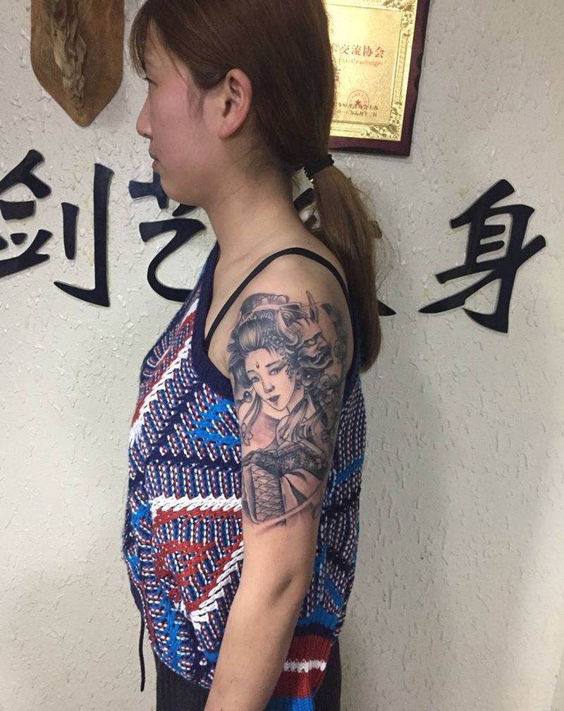 大臂艺姬纹身图片
