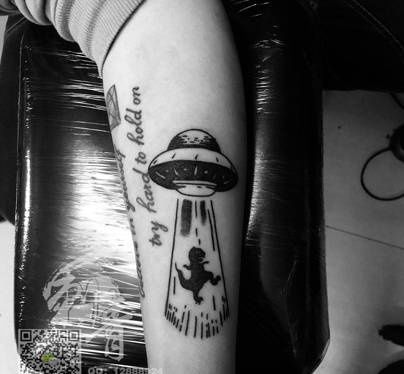 客人自带图案纹身图片_手臂Old School图腾纹身图案