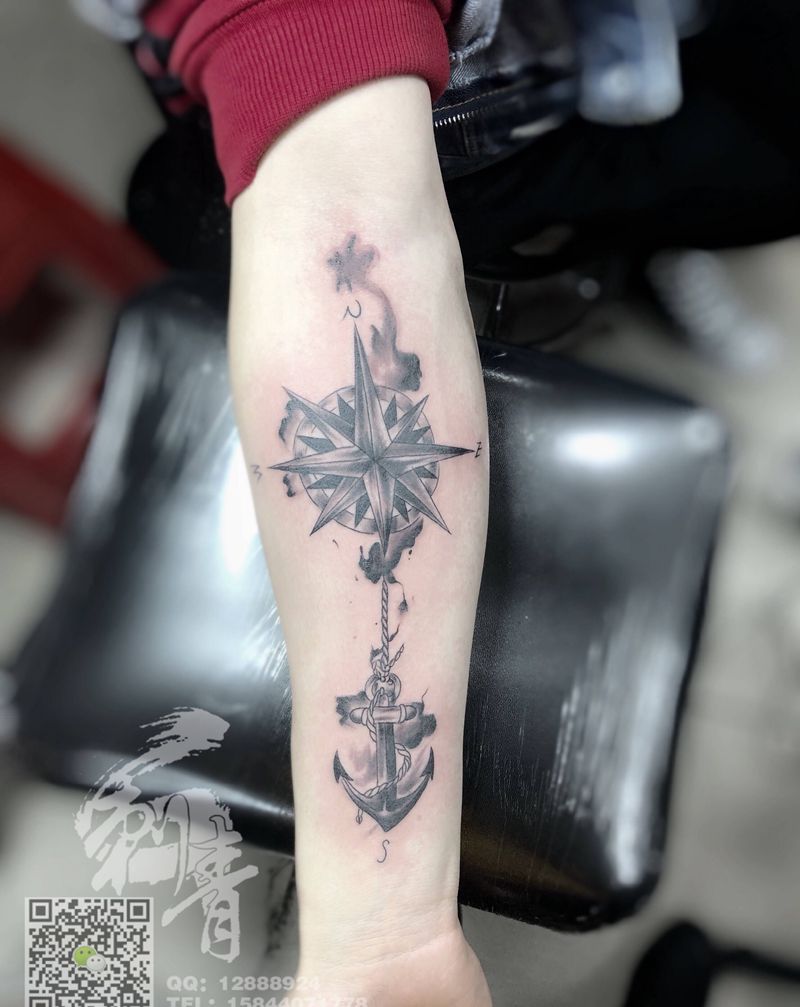 指南针纹身图片_手臂水墨纹身图案