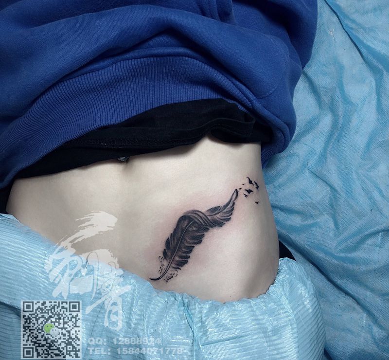 羽毛纹身图片_腹部纹身图案