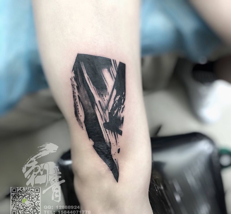 遮盖伤疤纹身图片_腿部水墨纹身图案