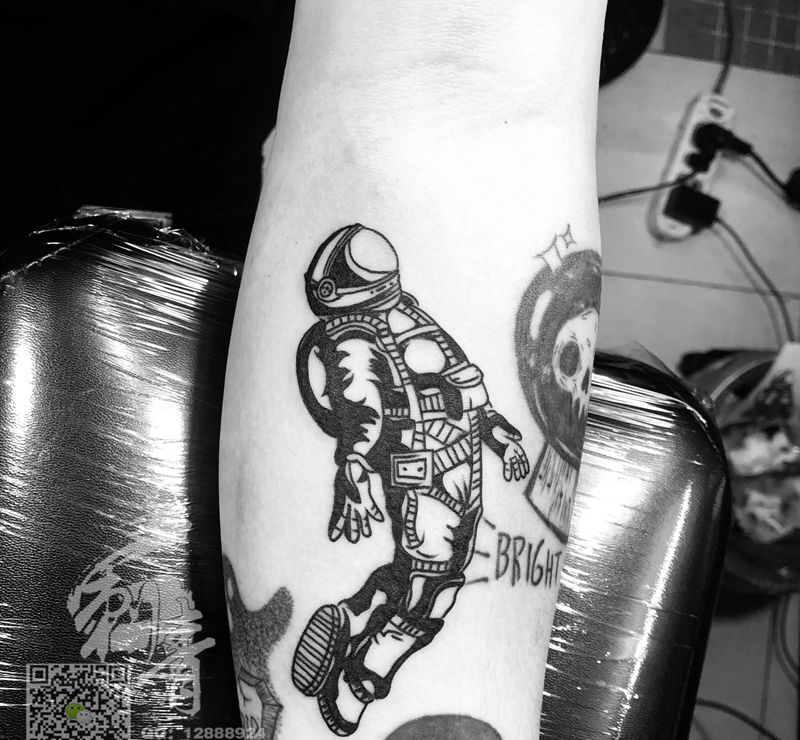 宇航员纹身图片_手臂图腾纹身图案
