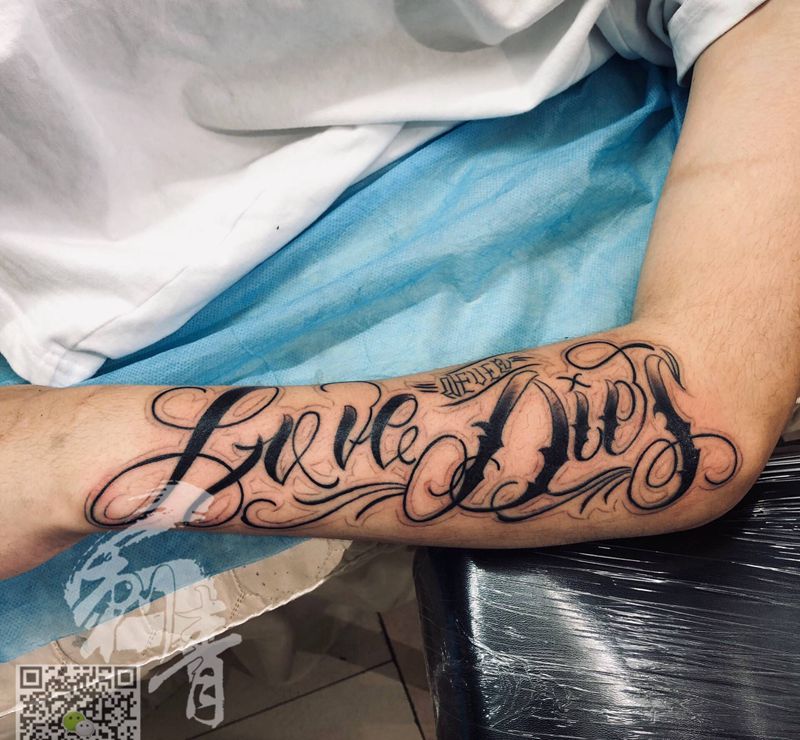 奇卡诺纹身图片_手臂花体字纹身图案