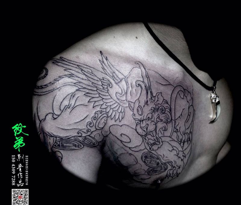 貔貅纹身图片_肩部胸部传统动物纹身图案