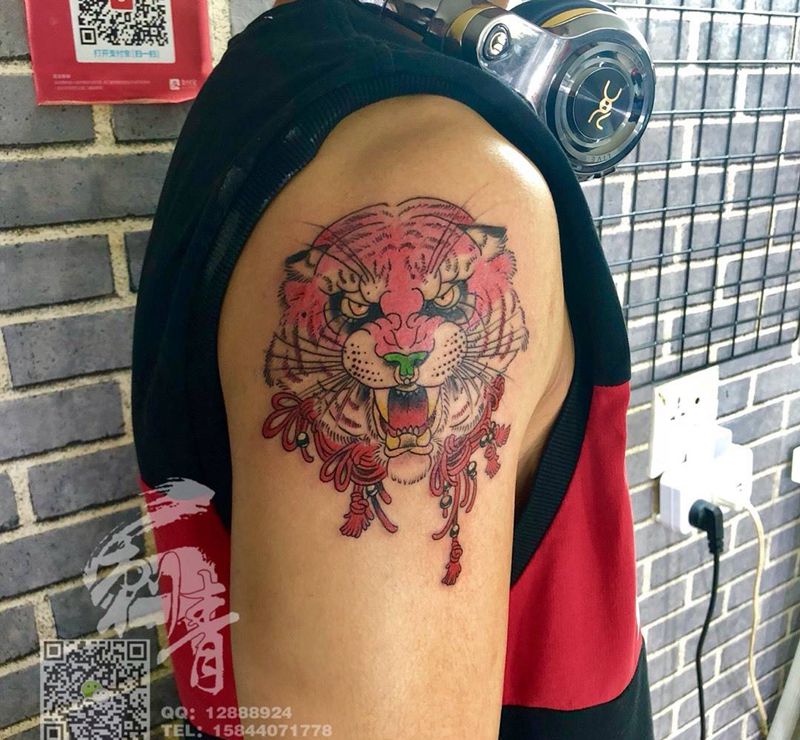 虎头客人自带图案纹身图片