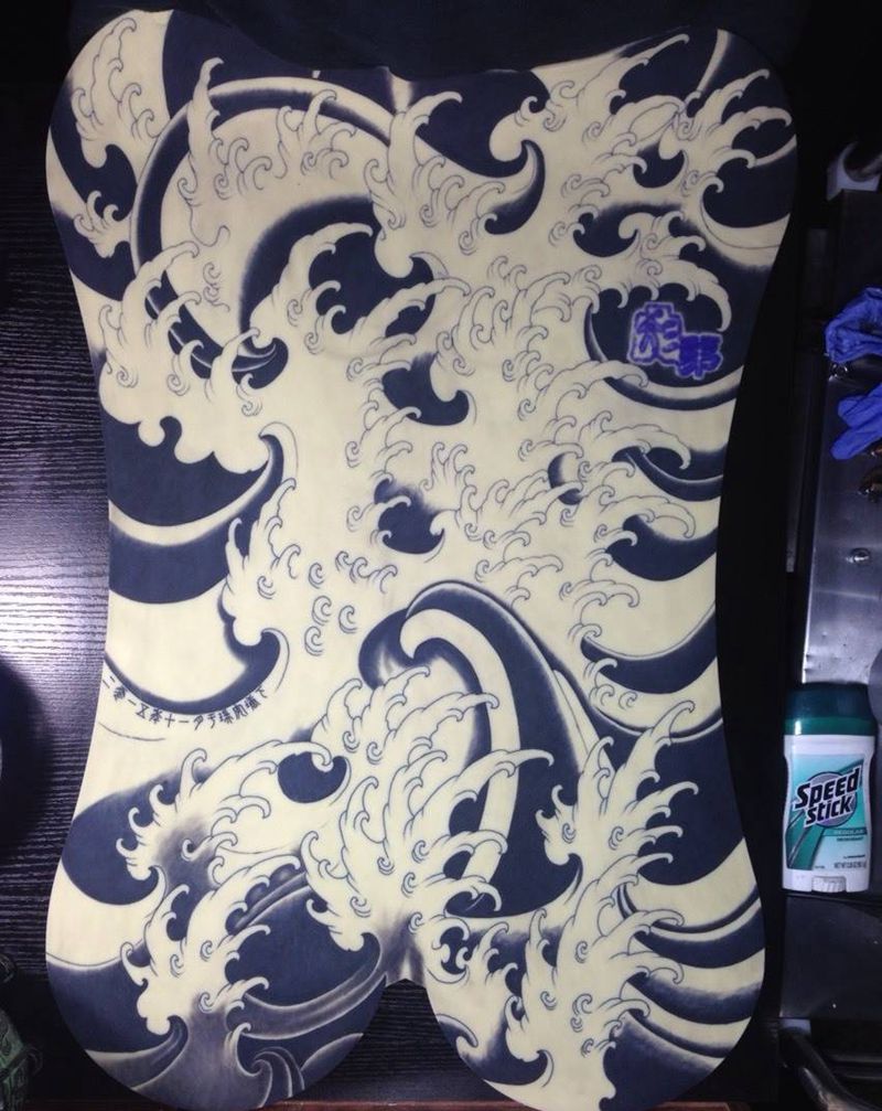 满背水浪纹身图片_手稿背部传统原创纹身图案