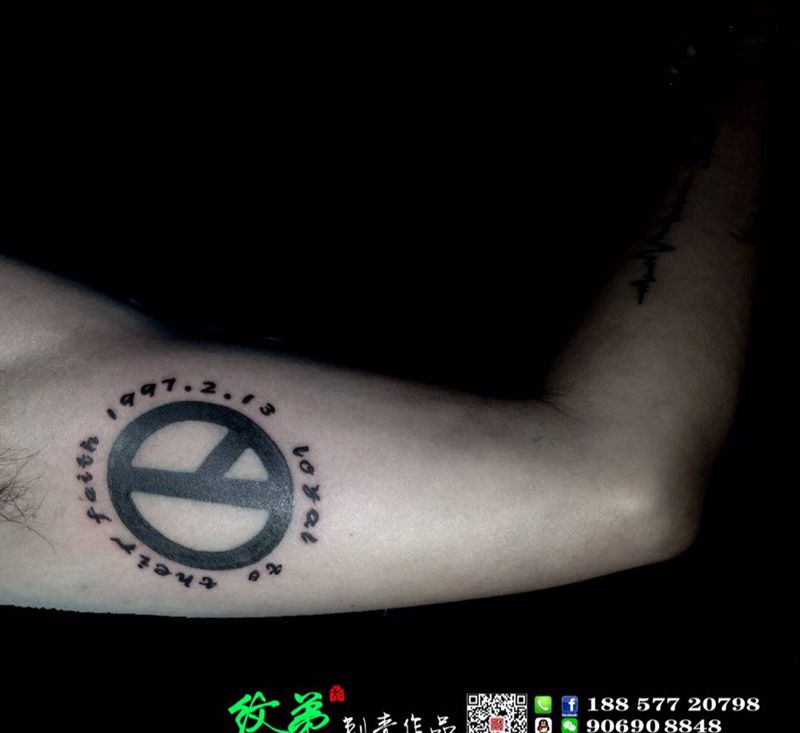 添加英文纹身图片_成品手臂清新字符几何纹身图案