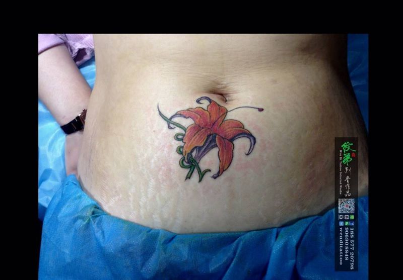 百合花纹身图片_成品腹部传统植物纹身图案