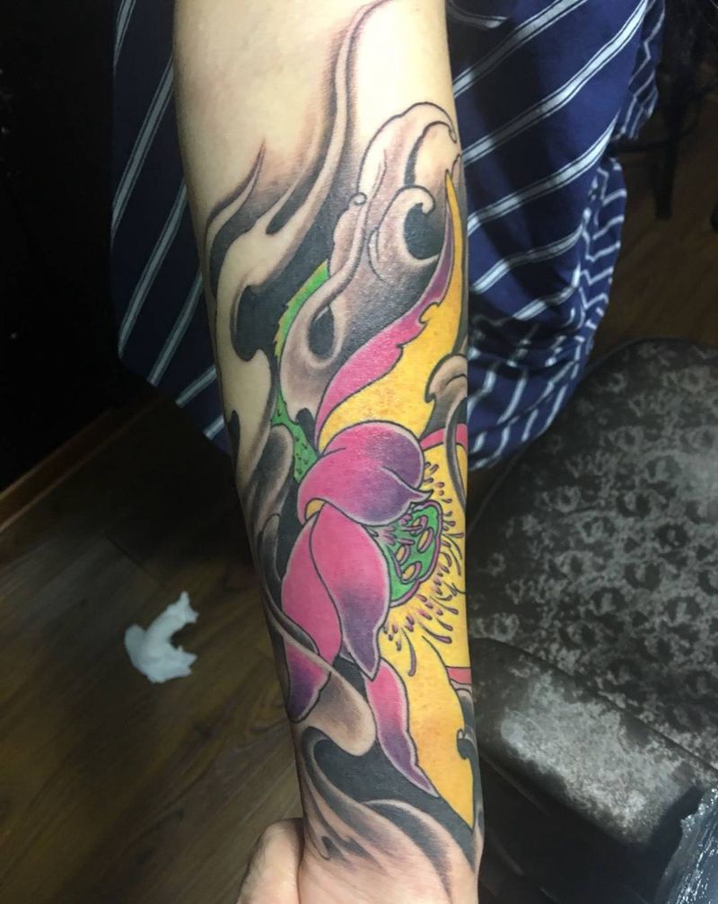 小臂荷花纹身图片