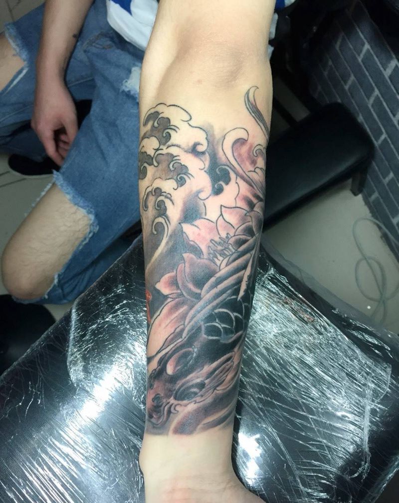 鲤鱼遮盖纹身图片_遮盖动物手臂传统纹身图案