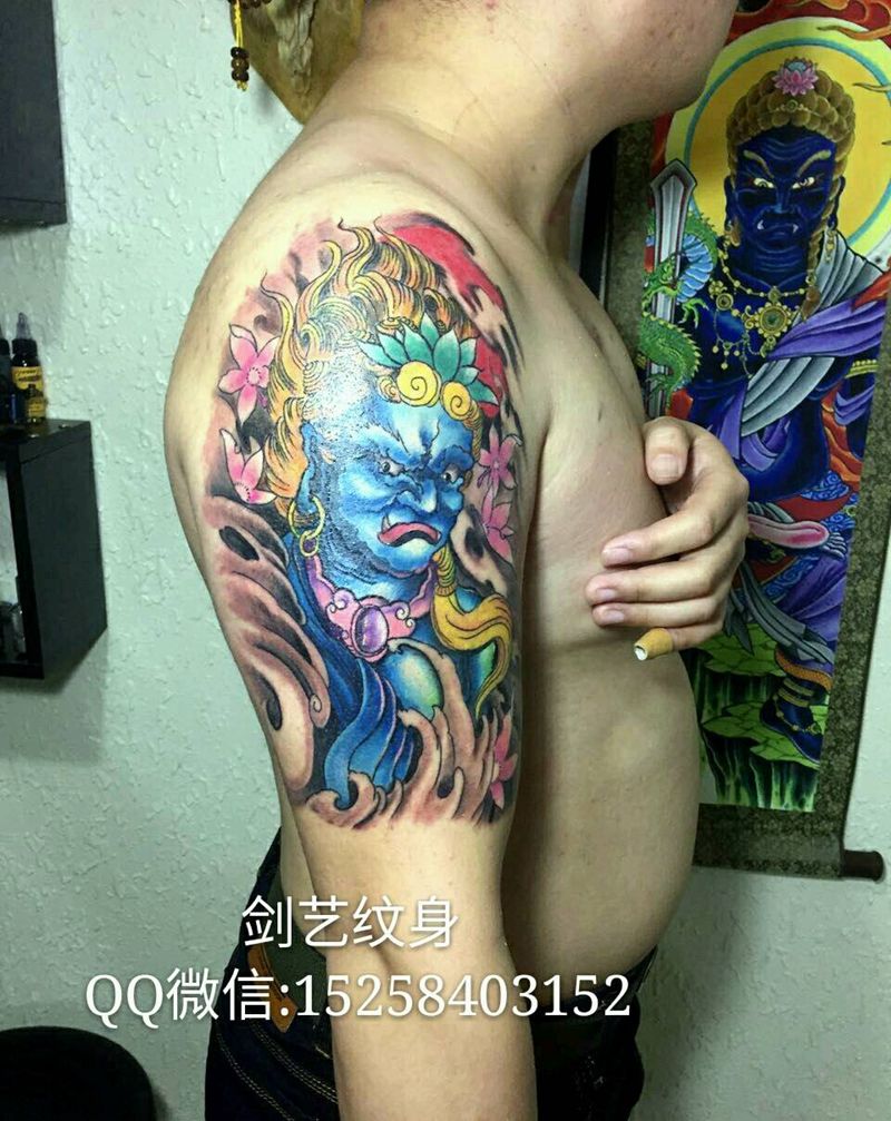 大臂彩色不动冥王纹身图片