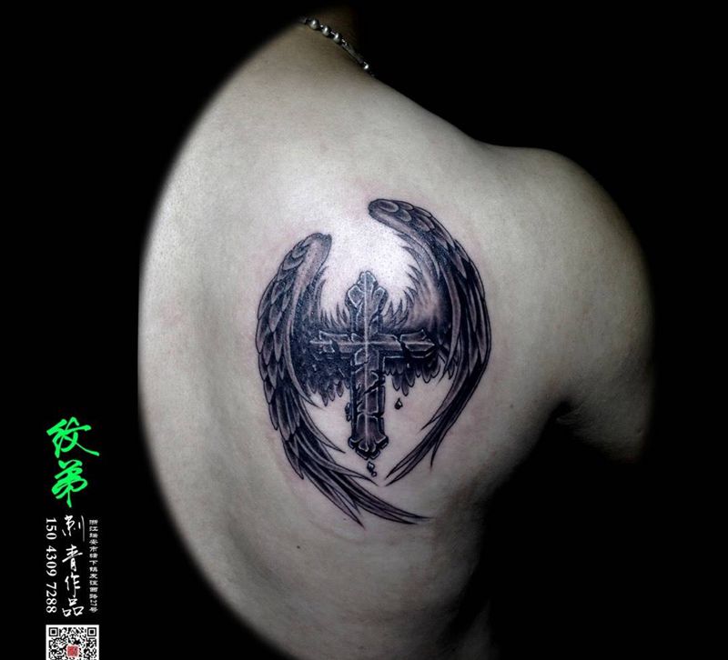 翅膀十字架纹身图片_成品背部欧美动物宗教纹身图案