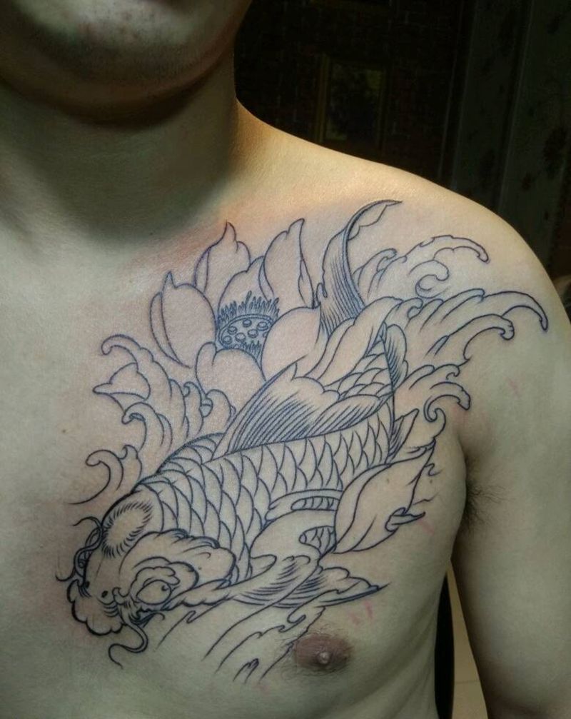 胸部锦鲤勾线纹身图片