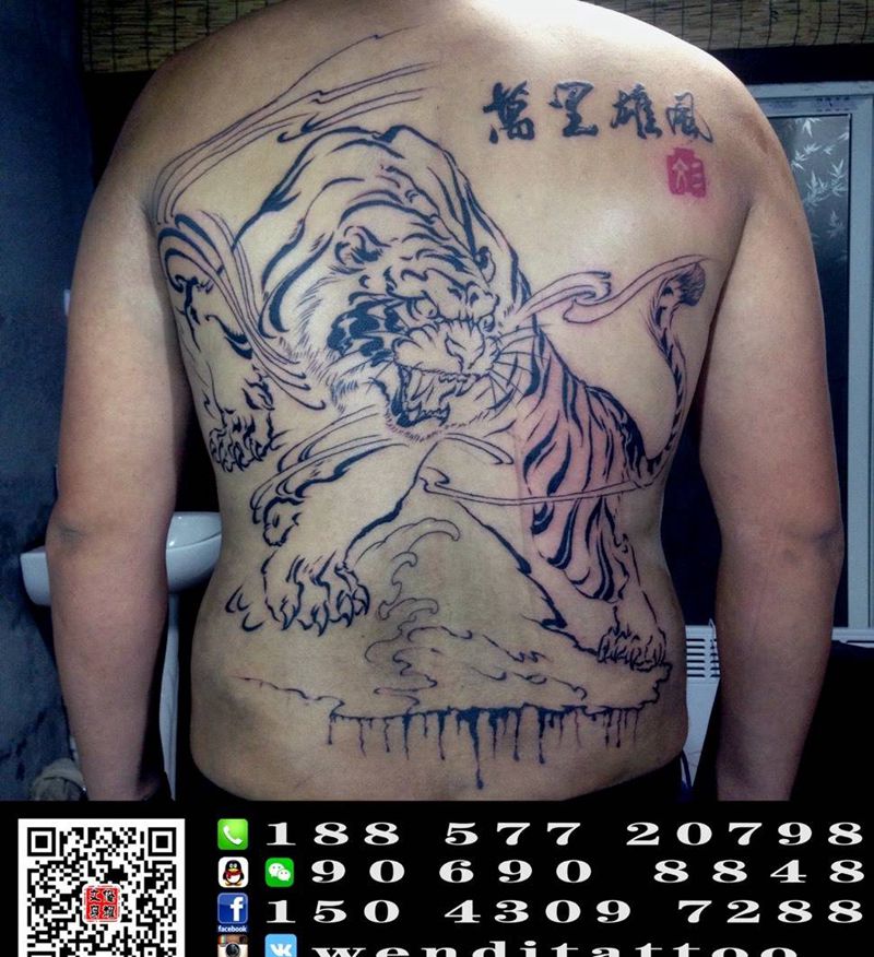 下山虎纹身图片_成品背部传统国画动物纹身图案