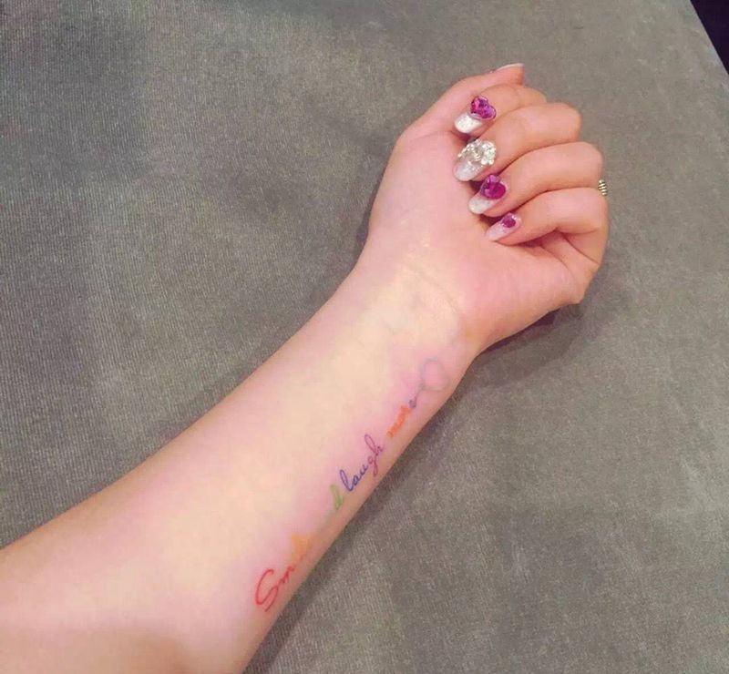 彩色英文纹身图片