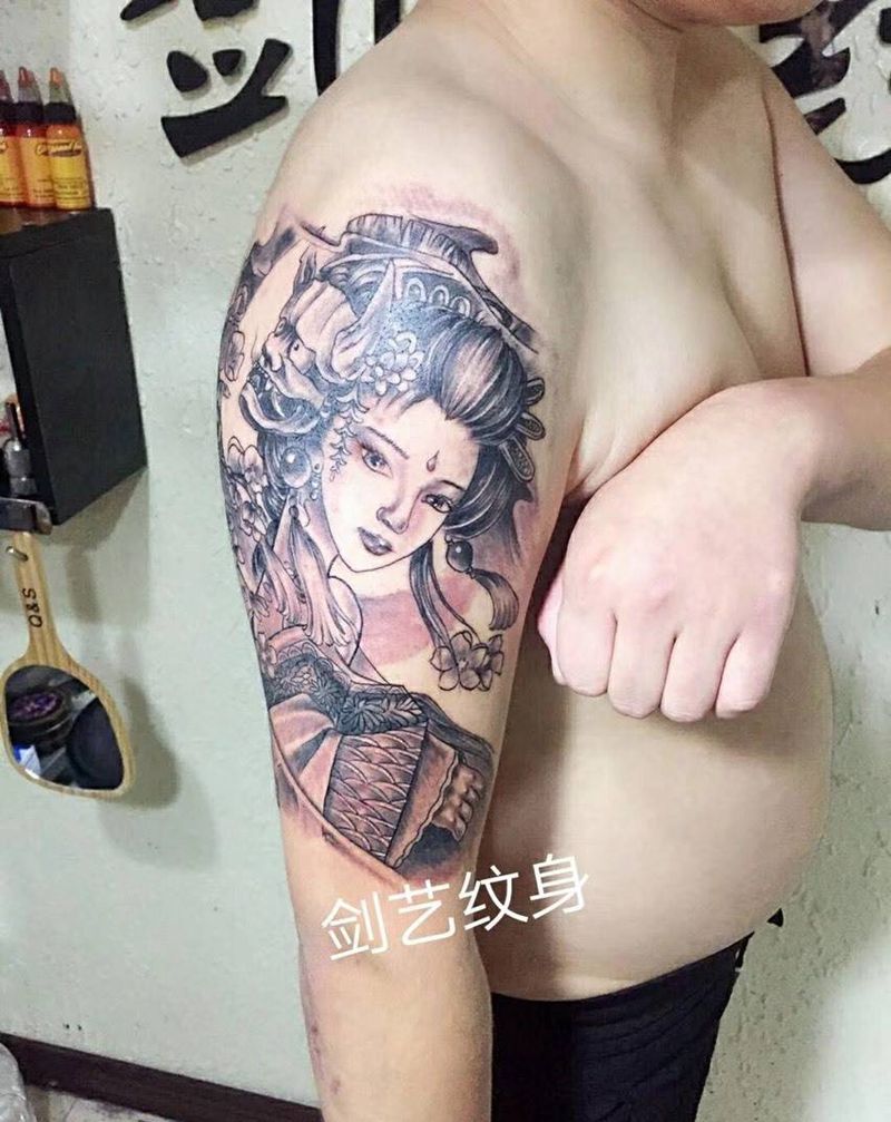 大臂艺姬纹身图片