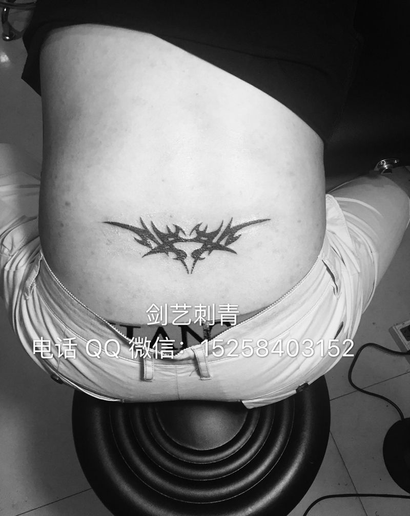 腰部图腾纹身图片