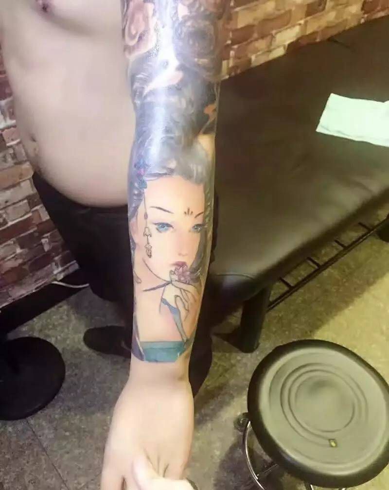 小臂美女纹身图片