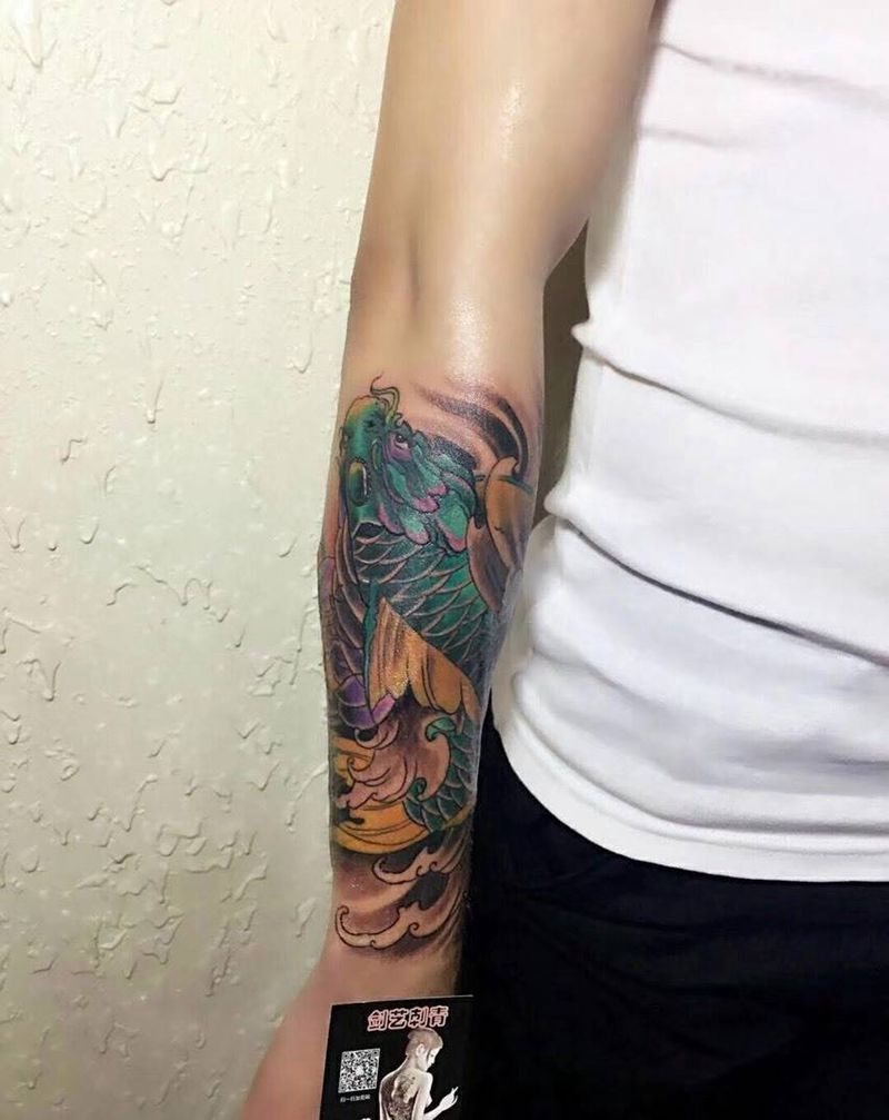 重彩鲤鱼遮盖疤痕纹身图片